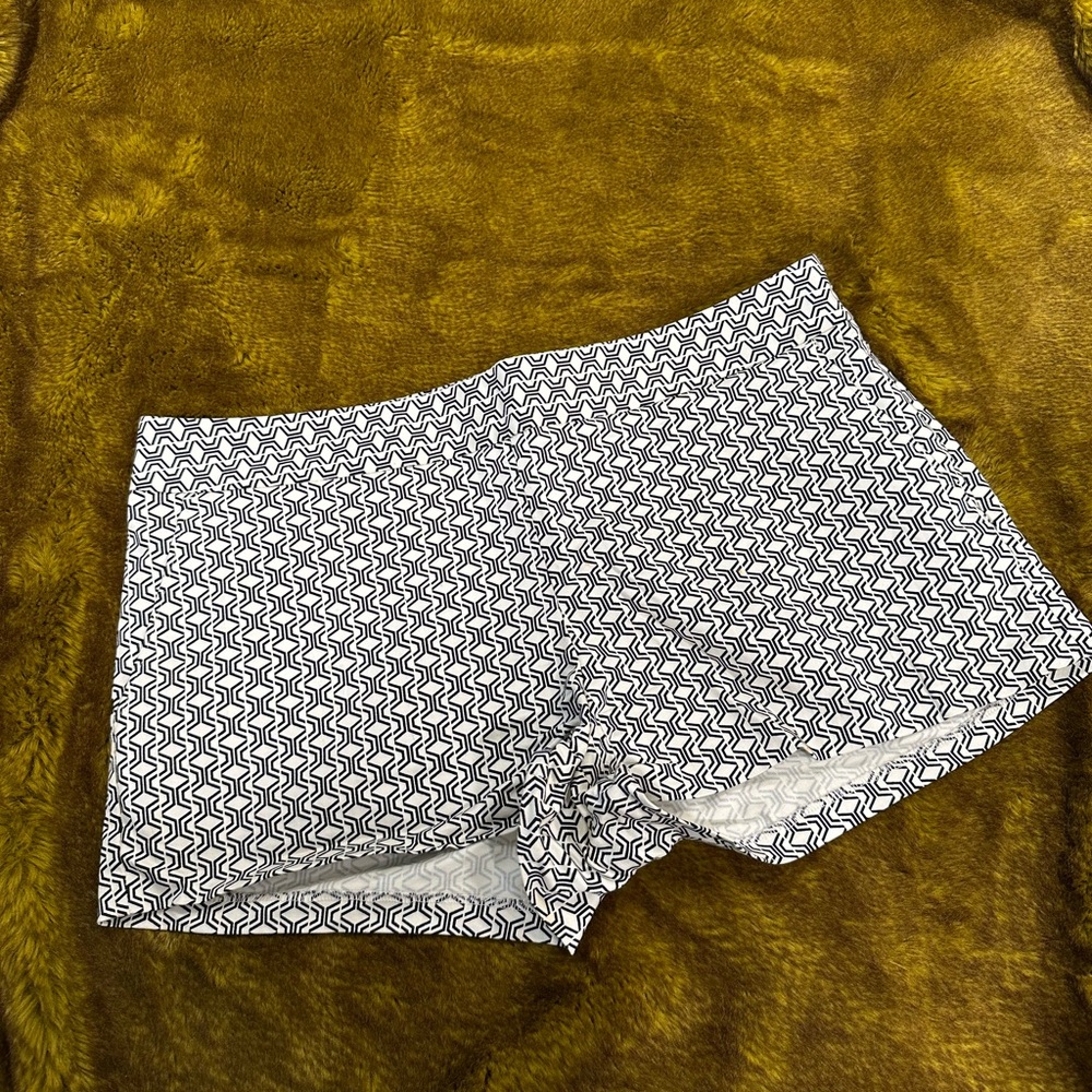 Express black and white patterned shorts Size 8